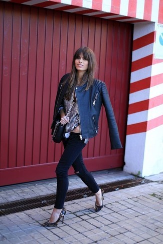 Comment porter un jean noir: Harmonise une veste motard en cuir noire avec un jean noir pour une tenue idéale le week-end. Une paire de escarpins en daim imprimés léopard marron foncé est une option génial pour complèter cette tenue.