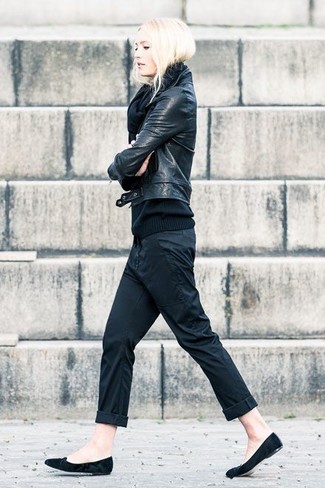 Comment porter un pantalon chino noir: Essaie d'associer une veste motard en cuir noire avec un pantalon chino noir pour une tenue relax mais stylée. Assortis ce look avec une paire de ballerines en daim noires.