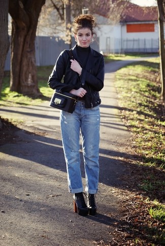 Comment porter un pull à col roulé gris: Harmonise un pull à col roulé gris avec un jean boyfriend bleu pour une tenue idéale le week-end. Une paire de bottines à lacets en cuir noires est une façon simple d'améliorer ton look.