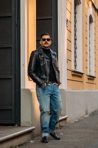 Comment porter une veste motard en cuir noire: Pense à marier une veste motard en cuir noire avec un jean déchiré bleu clair pour une tenue relax mais stylée. Ajoute une paire de slippers en cuir noirs à ton look pour une amélioration instantanée de ton style.