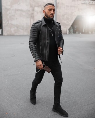 Comment porter un jean skinny noir: Choisis une veste motard en cuir matelassée noire et un jean skinny noir pour un look idéal le week-end. Ajoute une paire de bottes de loisirs en daim noires à ton look pour une amélioration instantanée de ton style.