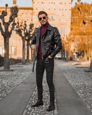 Comment porter une veste motard en cuir noire et blanche avec un jean noir à 20 ans: Essaie d'associer une veste motard en cuir noire et blanche avec un jean noir pour un look idéal le week-end. Une paire de bottines chelsea en cuir noires est une façon simple d'améliorer ton look.