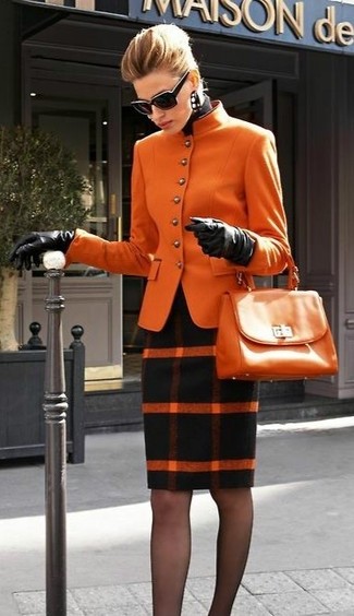 Comment porter une jupe crayon écossaise noire: Essaie de marier une veste motard en laine orange avec une jupe crayon écossaise noire pour une tenue raffinée mais idéale le week-end.