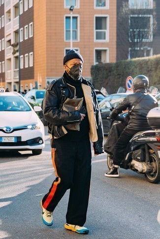 Comment porter une veste motard en cuir noire après 40 ans: Harmonise une veste motard en cuir noire avec un pantalon chino noir pour un déjeuner le dimanche entre amis. Pourquoi ne pas ajouter une paire de chaussures de sport beiges à l'ensemble pour une allure plus décontractée?