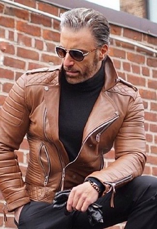 Comment porter un pantalon de costume pour un style chic decontractés quand il fait frais après 50 ans: Pense à porter une veste motard en cuir marron et un pantalon de costume pour créer un look chic et décontracté.