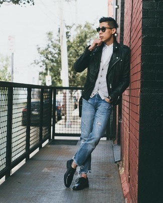 Comment porter un jean bleu avec une veste en cuir noire pour un style decontractés quand il fait frais: Une veste en cuir noire et un jean bleu sont une tenue avisée à avoir dans ton arsenal. Opte pour une paire de chaussures derby en cuir noires pour afficher ton expertise vestimentaire.