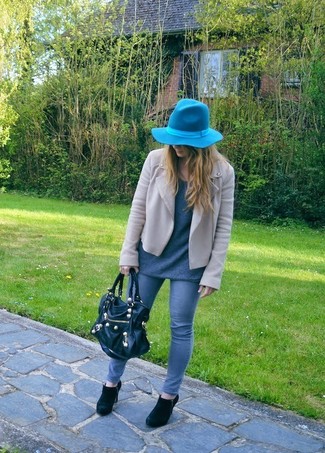 Comment porter un chapeau bleu: Pense à associer une veste motard beige avec un chapeau bleu pour créer un look génial et idéal le week-end. Une paire de bottines en daim noires est une option judicieux pour complèter cette tenue.