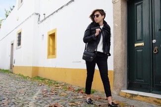 Comment porter des slippers en cuir noirs: Pour une tenue de tous les jours pleine de caractère et de personnalité choisis une veste motard en cuir noire et un pantalon slim noir. Habille ta tenue avec une paire de slippers en cuir noirs.