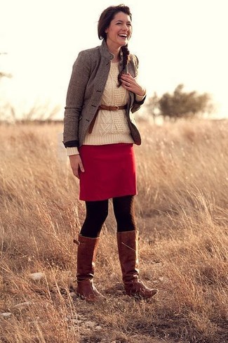 Comment porter des bottes hauteur genou en cuir marron: Marie une veste motard en laine marron avec une minijupe rouge pour une tenue idéale le week-end. Jouez la carte classique pour les chaussures et assortis cette tenue avec une paire de bottes hauteur genou en cuir marron.