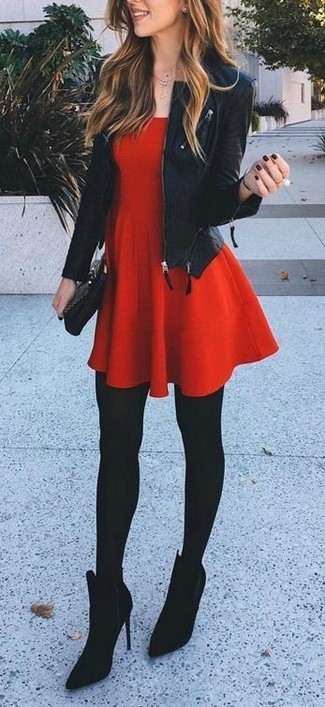 Comment porter une robe patineuse rouge: Pense à associer une robe patineuse rouge avec une veste motard en cuir noire pour une tenue confortable aussi composée avec goût. Assortis ce look avec une paire de bottines en daim noires.