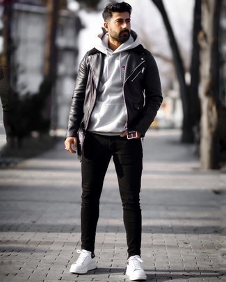 Comment porter un jean skinny noir avec une veste motard en cuir noire: Choisis une veste motard en cuir noire et un jean skinny noir pour une tenue idéale le week-end. Jouez la carte classique pour les chaussures et termine ce look avec une paire de baskets basses en cuir blanches et noires.
