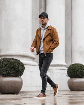 Un jean à porter avec des baskets basses marron en automne: Essaie de marier une veste motard en daim tabac avec un jean pour un look confortable et décontracté. Une paire de baskets basses marron est une option astucieux pour complèter cette tenue. On trouve ce look parfait pour l'automne.