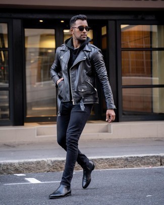 Comment porter un jean skinny noir: Opte pour une veste motard en cuir noire avec un jean skinny noir pour un look idéal le week-end. Une paire de bottines chelsea en cuir noires rendra élégant même le plus décontracté des looks.