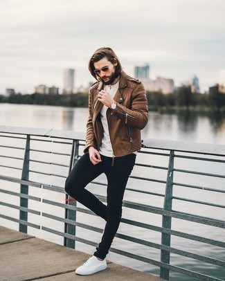 Comment porter un jean avec des baskets basses pour un style decontractés quand il fait frais: Pense à porter une veste motard en cuir marron et un jean pour une tenue idéale le week-end. Cette tenue est parfait avec une paire de baskets basses.