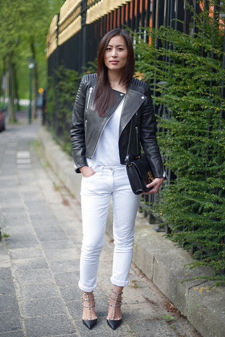 Comment porter un jean blanc et noir: Pour une tenue de tous les jours pleine de caractère et de personnalité pense à marier une veste motard en cuir noire avec un jean blanc et noir. Une paire de escarpins en cuir noirs est une option parfait pour complèter cette tenue.
