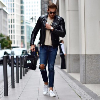 Comment porter une veste motard avec un jean: Pour une tenue aussi confortable que ton canapé, associe une veste motard avec un jean. Une paire de baskets basses en cuir blanches est une option avisé pour complèter cette tenue.