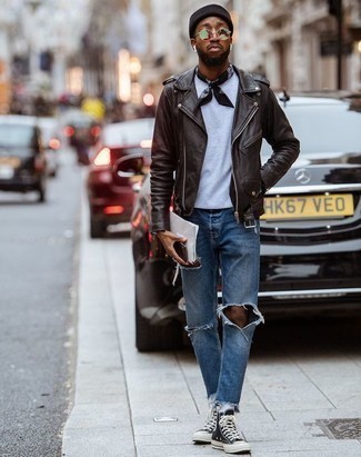Comment porter un bandana noir: Harmonise une veste motard en cuir marron foncé avec un bandana noir pour une tenue idéale le week-end. Une paire de baskets montantes en toile noires et blanches rendra élégant même le plus décontracté des looks.