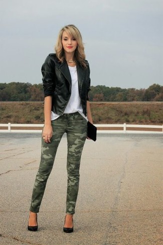 Comment porter un jean skinny vert foncé: Porte une veste motard en cuir noire et un jean skinny vert foncé pour créer un style chic et glamour. Complète ce look avec une paire de escarpins en satin noirs.