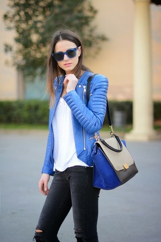 Comment porter un cartable en daim bleu: Associe une veste motard en cuir bleue avec un cartable en daim bleu pour un look idéal le week-end.