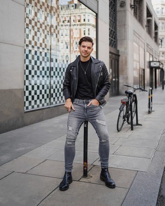 Comment porter un jean skinny déchiré gris: Pense à marier une veste motard en cuir noire avec un jean skinny déchiré gris pour une tenue relax mais stylée. Choisis une paire de bottines chelsea en cuir noires pour afficher ton expertise vestimentaire.