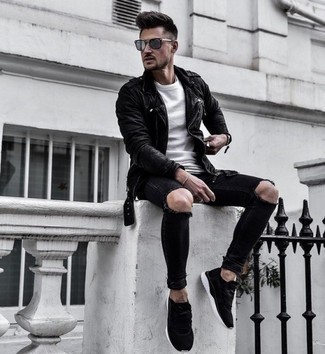 Comment porter un jean skinny déchiré noir pour un style relax quand il fait frais à 20 ans: Pense à marier une veste motard en cuir noire avec un jean skinny déchiré noir pour un look idéal le week-end. Cette tenue est parfait avec une paire de chaussures de sport noires et blanches.