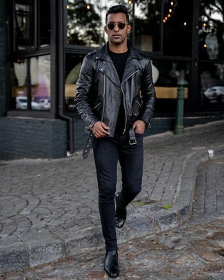 Comment porter un jean skinny noir: Porte une veste motard en cuir noire et un jean skinny noir pour un look idéal le week-end. Jouez la carte classique pour les chaussures et complète cet ensemble avec une paire de bottines chelsea en cuir noires.