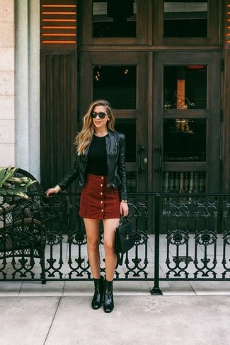Comment porter une jupe boutonnée rouge: Associe une veste motard en cuir noire avec une jupe boutonnée rouge pour créer un style chic et glamour. Une paire de bottines en cuir noires s'intégrera de manière fluide à une grande variété de tenues.