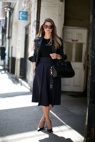 Comment porter une jupe évasée bleu marine: Pour créer une tenue idéale pour un déjeuner entre amis le week-end, marie une veste motard en cuir noire avec une jupe évasée bleu marine. Une paire de escarpins en cuir noirs est une option judicieux pour complèter cette tenue.