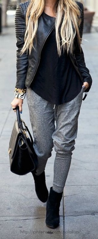 Comment porter un pantalon de jogging gris avec un t-shirt à col rond noir  (5 tenues et looks)