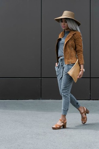 Comment porter une pochette en cuir marron clair: Associe une veste motard en daim tabac avec une pochette en cuir marron clair pour un look idéal le week-end. Cette tenue se complète parfaitement avec une paire de sandales à talons en cuir marron.