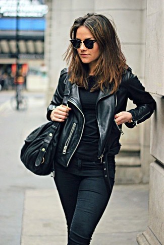 Comment porter un jean skinny noir: Associe une veste motard en cuir noire avec un jean skinny noir pour une tenue idéale le week-end.