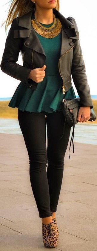 Comment porter des bottines en poils de veau imprimées léopard marron clair: Associe une veste motard en cuir noire avec des leggings noirs pour un look idéal le week-end. Une paire de bottines en poils de veau imprimées léopard marron clair est une option judicieux pour complèter cette tenue.