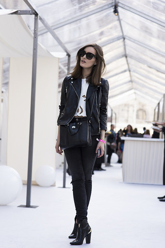 Comment porter un jean déchiré noir: Pense à marier une veste motard en cuir noire avec un jean déchiré noir pour un look confortable et décontracté. Une paire de bottines en cuir noires est une option avisé pour complèter cette tenue.