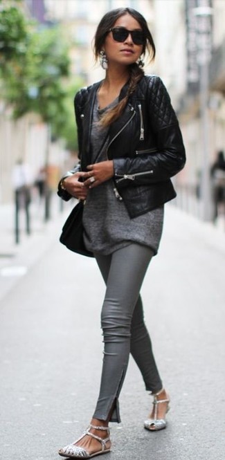 Comment porter des leggings gris foncé: Pense à opter pour une veste motard en cuir matelassée noire et des leggings gris foncé pour une impression décontractée. Termine ce look avec une paire de sandales plates pailletées argentées.