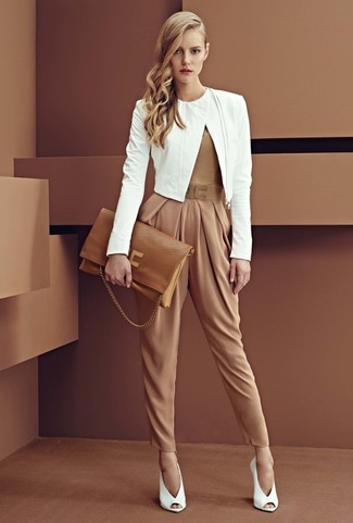 Comment porter une combinaison pantalon marron clair: Porte une veste ouverte en cuir blanche et une combinaison pantalon marron clair pour créer un style chic et glamour. Une paire de escarpins en cuir blancs s'intégrera de manière fluide à une grande variété de tenues.