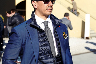 Un blazer à porter avec une chemise à manches longues blanc et bleu: Pense à opter pour un blazer et une chemise à manches longues blanc et bleu pour aller au bureau.