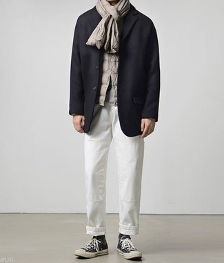 Tenue: Veste sans manches grise, Blazer en laine bleu marine, Pull à col rond gris, Pantalon chino blanc
