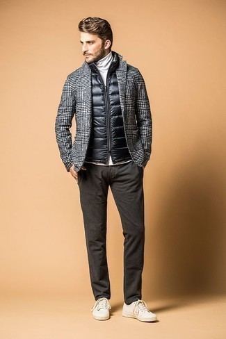 Tenue: Veste sans manches matelassée noire, Blazer en laine écossais gris, Pull à col roulé blanc, Pantalon chino gris foncé