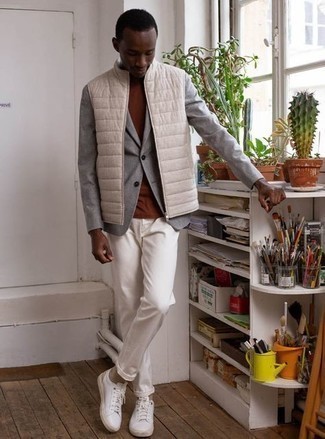 Un pull à col roulé à porter avec un blazer gris à 30 ans: Pense à harmoniser un blazer gris avec un pull à col roulé pour aller au bureau. D'une humeur audacieuse? Complète ta tenue avec une paire de baskets basses en toile blanches.