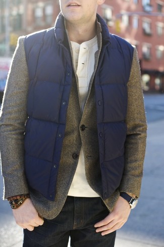 Comment porter un blazer en laine marron avec un jean bleu: Pense à associer un blazer en laine marron avec un jean bleu pour créer un look chic et décontracté.