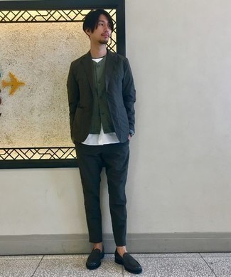 Comment porter un blazer vert foncé à 20 ans: Harmonise un blazer vert foncé avec un pantalon chino noir pour créer un look chic et décontracté. Complète cet ensemble avec une paire de slippers en cuir noirs pour afficher ton expertise vestimentaire.