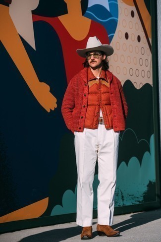 Tenue: Veste sans manches matelassée rouge, Cardigan à col châle rouge, Blazer en laine gris, T-shirt à col rond blanc