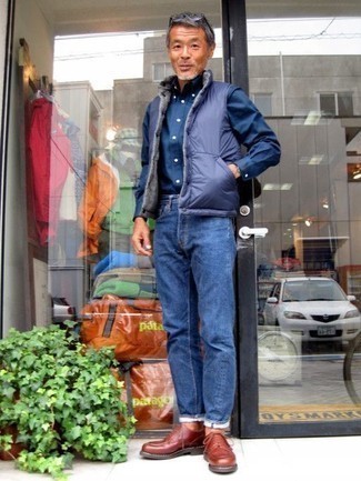 Une veste sans manches à porter avec des chaussures derby marron après 50 ans: Associe une veste sans manches avec un jean bleu pour obtenir un look relax mais stylé. Rehausse cet ensemble avec une paire de chaussures derby marron.