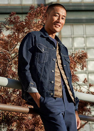 Une veste en jean à porter avec une veste sans manches marron clair: Opte pour une veste sans manches marron clair avec une veste en jean pour obtenir un look relax mais stylé.