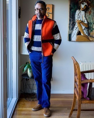 Comment porter une veste sans manches en polaire orange: Pour une tenue de tous les jours pleine de caractère et de personnalité pense à marier une veste sans manches en polaire orange avec un jean bleu. Termine ce look avec une paire de baskets basses en daim marron.