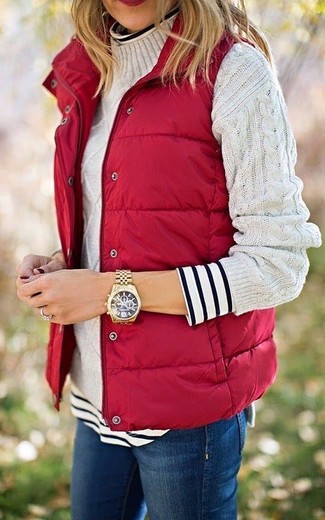 Comment porter une veste sans manches rouge: Choisis une veste sans manches rouge et un jean skinny bleu marine pour un look idéal le week-end.