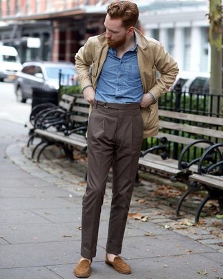 Une chemise à manches longues à porter avec un pantalon de costume tabac à 30 ans: Essaie d'associer une chemise à manches longues avec un pantalon de costume tabac pour un look pointu et élégant. Cette tenue est parfait avec une paire de slippers en daim marron.