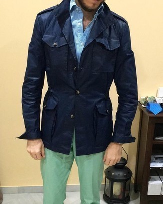 Comment porter une chemise à manches longues bleu clair avec un pantalon chino vert quand il fait chaud: Porte une chemise à manches longues bleu clair et un pantalon chino vert pour un look de tous les jours facile à porter.