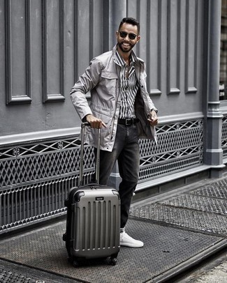 Comment porter une valise argentée: Pour une tenue aussi confortable que ton canapé, associe une veste style militaire grise avec une valise argentée. Apportez une touche d'élégance à votre tenue avec une paire de baskets basses en toile blanches.