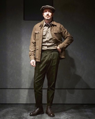 Tenue: Veste style militaire en laine marron, Chemise à manches courtes beige, Pantalon chino olive, Bottes de loisirs en cuir marron foncé